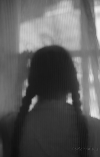 à la fenêtre©Perle Vallens